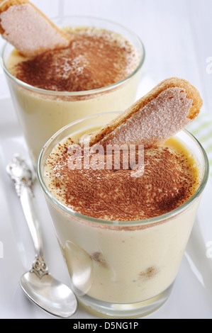 Traditionelle italienische Dessert Tiramisu im Glas auf hölzernen Hintergrund Stockfoto