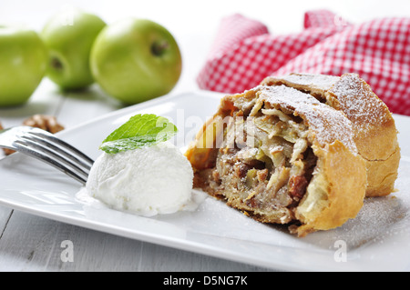 Apfelstrudel auf einen Teller mit frischen Äpfeln und Nüssen Stockfoto