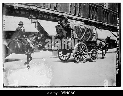 London-Streik. Polizei-Eskorte für einen van. (LOC) Stockfoto