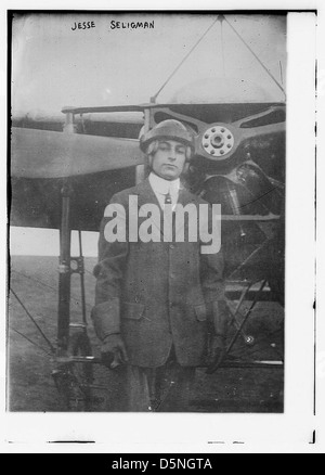 Ein Porträt von Jesse Seligman, aufgenommen in den 1910er Jahren, mit dem er neben einem Bleriot XI Monoplane, einem Pionierflugzeug der frühen Luftfahrt, zeigt. Stockfoto