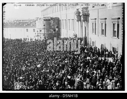 Menge jubeln vor Quirinal nach Attentat auf König von Italien (LOC) Stockfoto