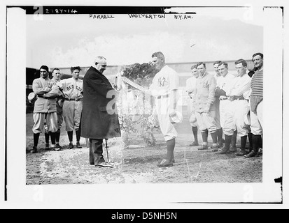 [Frank Farrell, Präsident der New Yorker Yankees, überreicht Yankees-Manager Harry Wolverton den liebevollen Pokal, während Red Sox- und Yankees-Spieler im Hilltop Park, New York, 11. April 1912 (Baseball)] (LOC) Stockfoto