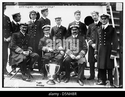 Dieses Bild zeigt Offiziere an Bord der RMS Carpathia, dem Ozeanliner, der die Überlebenden der Katastrophe der Titanic gerettet hat. Unter dem Kommando von Rostron spielte das Schiff eine Schlüsselrolle bei der Rettung der Titanic. Stockfoto