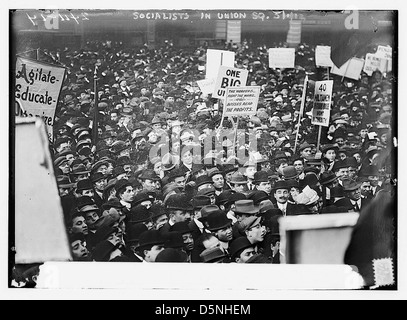 Eine große Menschenmenge versammelt sich am 1. Mai 1912 auf dem Union Square in New York City zu einer sozialistischen Kundgebung zum Internationalen Arbeitertag. Das Schwarzweiß-Foto aus der George Grantham Bain Collection zeigt eine vielfältige Gruppe von Menschen, die Zeichen für die Rechte der Arbeiter und den Sozialismus halten. Die Veranstaltung ist ein wichtiger Moment in der Geschichte der Arbeiterbewegungen in New York City. Stockfoto