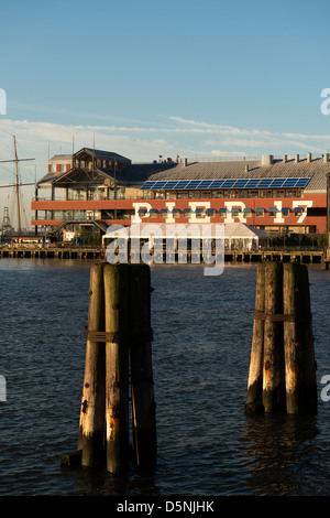 Pier 17, Teil des South Street Seaport mit alten Pylonen im Vordergrund. Stockfoto