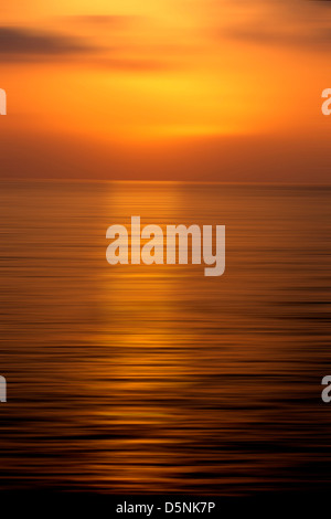 Sonnenuntergang über Meer, Meer, abends - ein orange-roter Himmel auf einer Meereslandschaft Stockfoto