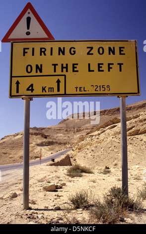 Ein Straße Zeichen anzeigt Brand zone Bereich in der Negev-Wüste Israels Stockfoto