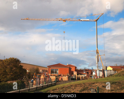 Low-Angle-Aufnahme eines Baukran auf einem erfasst bewölkt Stockfoto