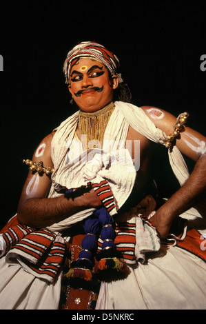 Ein Darsteller eine der neun Mimik in Natyasastraat erwähnte bei der Kerala Kathakali Centre im Volksmund als Schule der traditionellen Künste, die Einführung in die Kathakali traditionellen Tanz bekannt - Theateraufführung in der Stadt Kochi auch als von Cochin in Kerala, Südindien bekannt Stockfoto