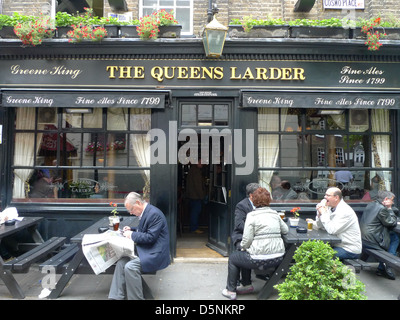 Der Speisekammer Queens Pub in Cosmo Ort in der Nähe von Russell Square, London, UK. Stockfoto