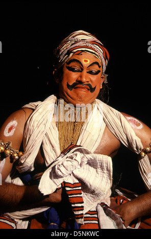 Ein Darsteller eine der neun Mimik in Natyasastraat erwähnte bei der Kerala Kathakali Centre im Volksmund als Schule der traditionellen Künste, die Einführung in die Kathakali traditionellen Tanz bekannt - Theateraufführung in der Stadt Kochi auch als von Cochin in Kerala, Südindien bekannt Stockfoto