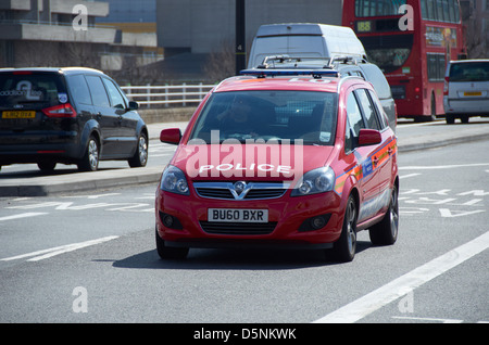 Diplomatischer Schutz rot Einheit Polizeiauto in London (geht über Waterloo Bridge). Stockfoto