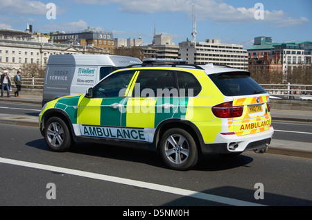 Krankenwagen in London (geht über Waterloo Bridge). Stockfoto