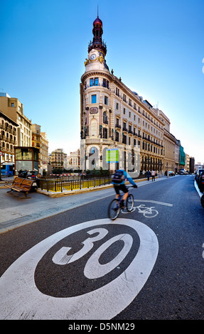 Radfahrer der "Banco Español de Credito" Gebäude in Alcalá Straße vorbei. Madrid. Spanien Stockfoto
