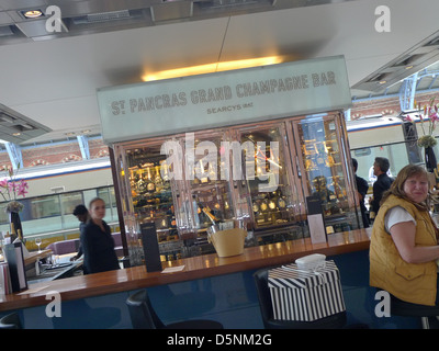 St. Pancras Grand Champagner Bar, St. Pancras International Station, London, UK. Stockfoto