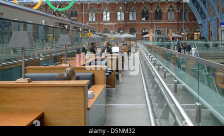 Sitzgelegenheiten für die St. Pancras Grand Champagne Bar in St. Pancras International Station, London, UK. Stockfoto