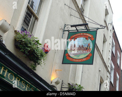 Der Coach & Horses Pub auf Great Marlborough Street in Soho, London, UK. Stockfoto
