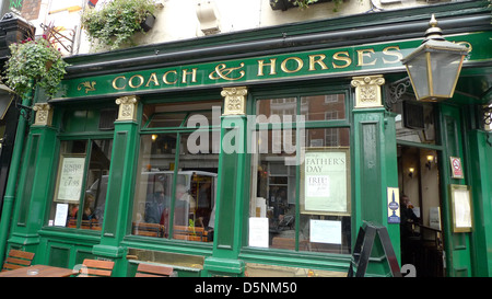 Der Coach & Horses Pub auf Great Marlborough Street in Soho, London, UK. Stockfoto