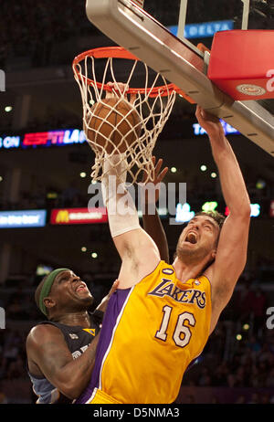 5. April 2013 erhält die - Los Angeles, Kalifornien - Los Angeles Lakers PAU GASOL ein Foul von Memphis Grizzlies ZAC RANDOLPH in der zweiten Hälfte ihres Spiels im Staples Center in Los Angeles am Freitag. Los Angeles Lakers gewannen das Spiel 86 bis 84. (Kredit-Bild: © Armando Arorizo/Prensa Internacional/ZUMAPRESS.com) Stockfoto