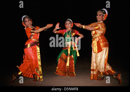 Indische Tänzerinnen in traditionellen Kleidungsstück machende Mudras Handgesten als Symbole im klassischen Tanz Bharatanatyam oder Bharathanatiyam. Tamil Nadu in Südindien Stockfoto