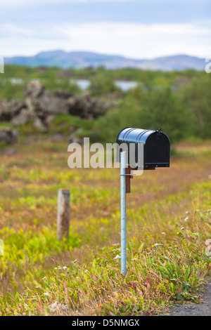 Alten verwitterten Postfach auf ländliche Straße in Island. Vertikale erschossen Stockfoto