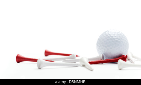 Golfball und Tees isoliert auf weiss Stockfoto