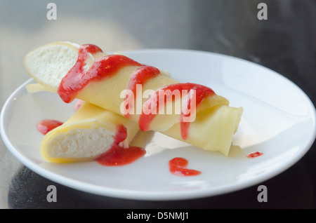 Dessert mit Erdbeeren-Sirup und Sahne, Pfannkuchen Rolle Stockfoto