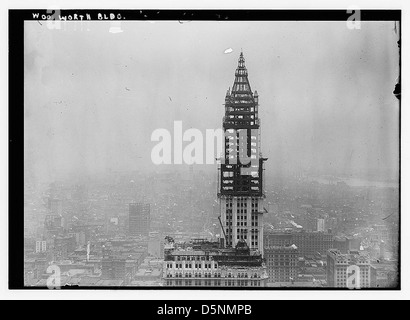 Das Woolworth Building in New York City, entworfen von dem Architekten Cass Gilbert, steht als historisches Wahrzeichen. Der Wolkenkratzer ist Teil des National Register of Historic Places und ein Symbol der Architektur des frühen 20. Jahrhunderts. Stockfoto