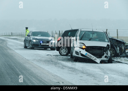 gefährliche treibende Bedingungen rta Straße Verkehr Unfall Schnee Schnee Eis eisiger Blizzard bedeckt rutschig Polizei Krankenwagen Absturz Stockfoto