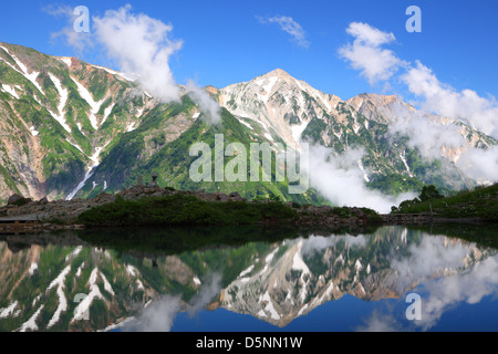 Happo-Ike-Teich und Mt. Shiroumadake in Nagano, Japan Stockfoto