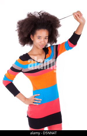 Black African American Teenager-Mädchen hält ihr Afro Haar, isoliert auf weißem Hintergrund Stockfoto