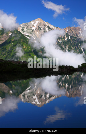 Happo-Ike-Teich und Mt. Shiroumadake in Nagano, Japan Stockfoto