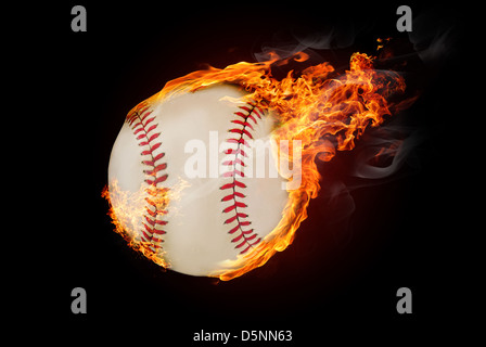 Fliegende Baseball Ball auf Feuer - unten fliegen Stockfoto