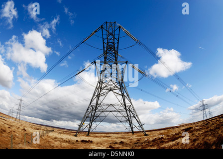 Strommasten überqueren einem Hochland in der Nähe von der Lancashire moor / Yorkshire Grenze. Stockfoto