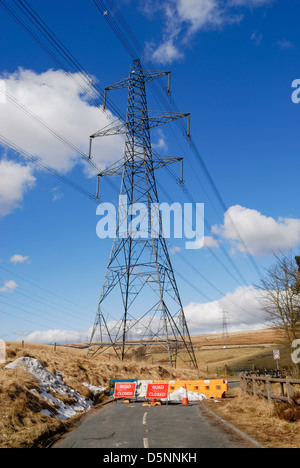 Strommasten überqueren einem Hochland in der Nähe von der Lancashire moor / Yorkshire Grenze. Stockfoto