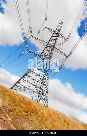 Strommasten überqueren einem Hochland in der Nähe von der Lancashire moor / Yorkshire Grenze. Stockfoto