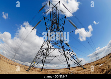 Strommasten überqueren einem Hochland in der Nähe von der Lancashire moor / Yorkshire Grenze. Stockfoto