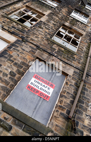 Unsichere Gebäude Gefahr fernzuhalten Zeichen auf einem stillgelegten Mühlengebäude in Lancashire, England. Stockfoto