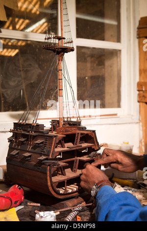 Antananarivo, Madagaskar, Kunsthandwerk, Le Village Modellbau Boot machen Workshop, Cutaway Modell der HMS Victory Stockfoto