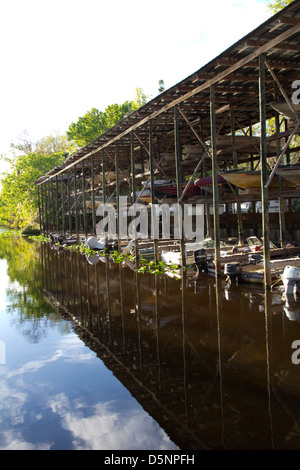 Werft in Highland Park Fish Camp in der Nähe von Deland, FL Stockfoto