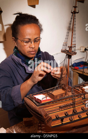 Madagaskar, Antananarivo, Handwerk, Le Village Modellboot machen Workshop, Handwerkerin Stockfoto