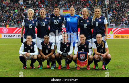 Spieler aus den USA mit (BACK ROW, L-R) Megan Rapinoe, Alex Morgan, Abby Wambach, Nicole Barnhart, Lauren Cheney und Kristie Mewis, (FRONT ROW, L-R) Heather O'Reilly, Crystal Dunn, Shannon Boxx, Christie Rampone und Whitney Engen posieren für ein Teambild vor den internationalen Frauenfußball-match zwischen Deutschland und den USA bei Sparda-Bank-Hessen-Stadion in Offenbach, Deutschland, 5. April 2013. Foto: Thomas Eisenhuth Stockfoto