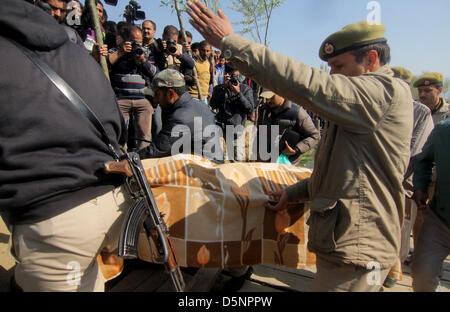 Kaschmir, Indien. 6. April 2013. indische Polizei tragen die toten Körper der Britin Sarah Elizabeth, 24, ermordet von einem holländischen Touristen David Richard in einem Hausboot in Srinagarâ€™ s Dal-See. Die Sommer-Hauptstadt der indischen Teil Kaschmirs auf 04.06.2013. Indische Polizei festgenommen der niederländischen Touristen später aus dem Süden Kaschmir Qazi Gund Bereich 75 km entfernt von Srinagar, wenn er Kaschmir-Tal fühlte nach Begehung der Straftat am Samstagmorgen.     . Foto/Altaf Zargar/Zuma Press (Kredit-Bild: © Altaf Zargar/ZUMAPRESS.com/Alamy Live-Nachrichten) Stockfoto