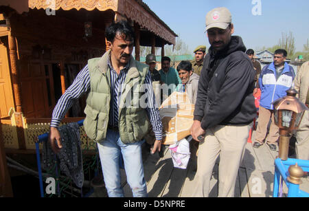 Kaschmir, Indien. 6. April 2013. indische Polizei tragen die toten Körper der Britin Sarah Elizabeth, 24, ermordet von einem holländischen Touristen David Richard in einem Hausboot in Srinagarâ€™ s Dal-See. Die Sommer-Hauptstadt der indischen Teil Kaschmirs auf 04.06.2013. Indische Polizei festgenommen der niederländischen Touristen später aus dem Süden Kaschmir Qazi Gund Bereich 75 km entfernt von Srinagar, wenn er Kaschmir-Tal fühlte nach Begehung der Straftat am Samstagmorgen.     . Foto/Altaf Zargar/Zuma Press (Kredit-Bild: © Altaf Zargar/ZUMAPRESS.com/Alamy Live-Nachrichten) Stockfoto