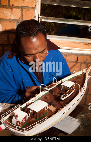 Antananarivo, Madagaskar, Kunsthandwerk, Le Village Modell Boot machen Workshop, Bild Mann Stockfoto