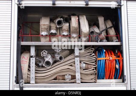 Eine Menge von Feuerwehrschläuchen auf ein Feuerwehrauto Stockfoto