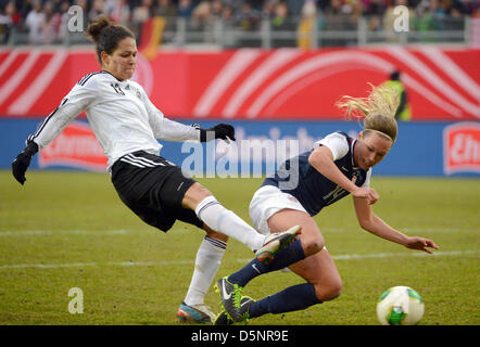 06.04.2013. Offenbach, Deutschland.  Deutschlands Celia Okoyino Da Mbabi (L) wetteifert um den Ball mit der USA Whitney Engen während der Frauen internationale Fußballspiel zwischen Deutschland und den USA bei Sparda-Bank-Hessen-Stadion in Offenbach, das Spiel endete in eine gut umkämpften 3: 3 Unentschieden. Stockfoto