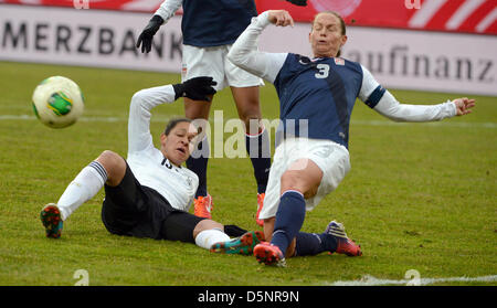 06.04.2013. Offenbach, Deutschland.  Deutschlands Celia Okoyino Da Mbabi (L) wetteifert um den Ball mit USAs Christie Rampone während der Frauen internationale Fußballspiel zwischen Deutschland und den USA bei Sparda-Bank-Hessen-Stadion in Offenbach, das Spiel endete in eine gut umkämpften 3: 3 Unentschieden. Stockfoto