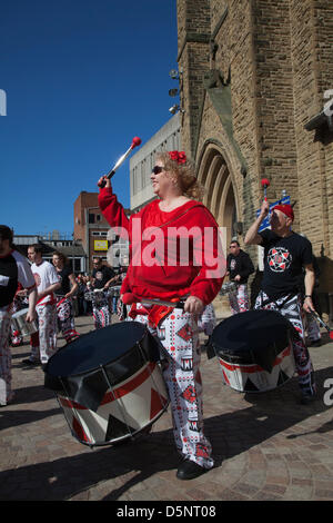 Blackpool, Lancashire, UK Samstag, 6. April 2013. Batala Schlagzeuger, Band, große Trommel, Frau Drummer, Musik, Percussion, Samba, Musiker, Beat, Leistung, Karneval, Gruppe, latin Festival, Feier, Folk, Straße, Ort, Tanz, Spaß, nationalen, Menschen, führen Sie in die St Johns Square, ein historisches Ereignis von Blackpool Angebot eines seiner wichtigsten musikalischen Attraktionen während der Hauptsaison Ferienzeit organisiert. Stockfoto