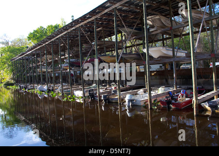 Werft in Highland Park Fish Camp in der Nähe von Deland, FL Stockfoto